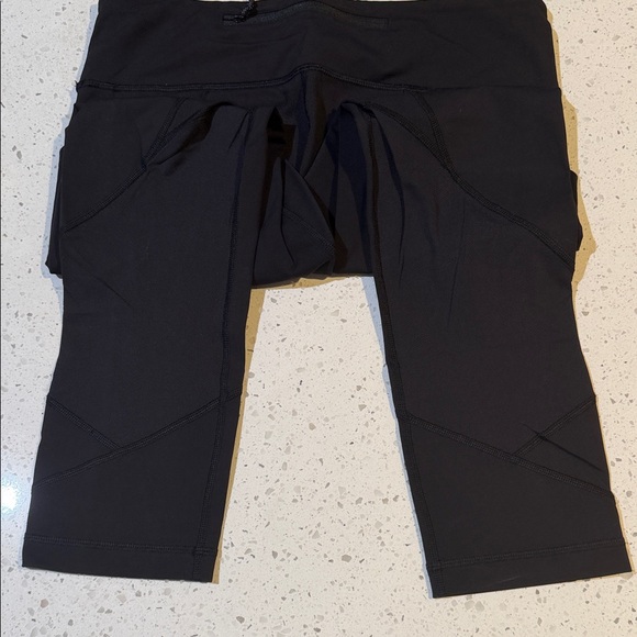 Black lululemon leggings with mesh detail and pockets size 8 - Picture 5 of 8